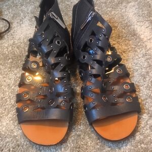 Black leather. Vince camuto warrior sandals a size 6 women's